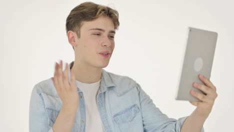 video chat en la tableta por un joven en fondo blanco