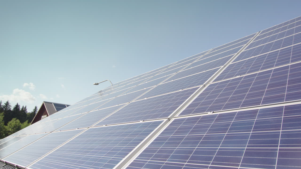 Vista laterale ravvicinata di un impianto fotovoltaico su un tetto.