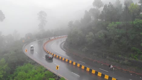drone captura la carretera cubierta de niebla en baluchistán, pakistán, donde los vehículos conducen lentamente para evitar accidentes