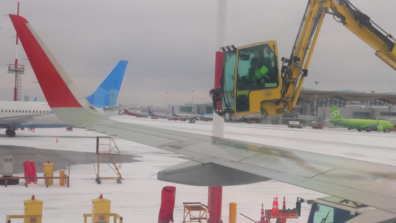deshielo del avión antes del vuelo. el antihielo es la aplicación de productos químicos que no sólo descongelan sino que también permanecen en una superficie y continúan retrasando la formación del hielo.