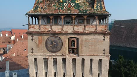 Torre-Del-Reloj-En-Una-Ciudad-Rumana