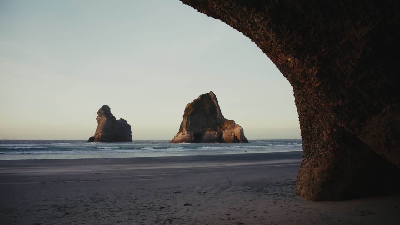 Vista Costeira de Arco Rochoso e Pilares Marinhos