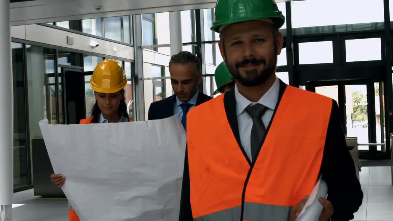 retrato de un arquitecto de pie en un edificio de oficinas