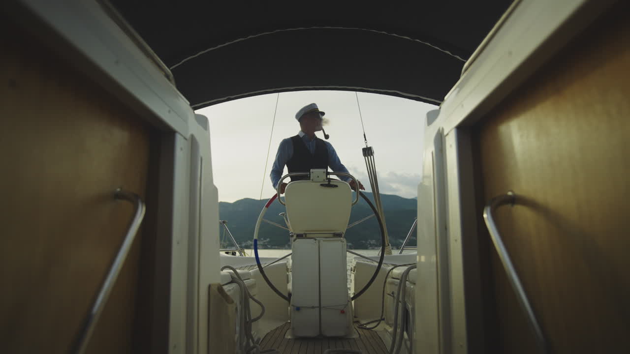 capitán en la cubierta del yate.