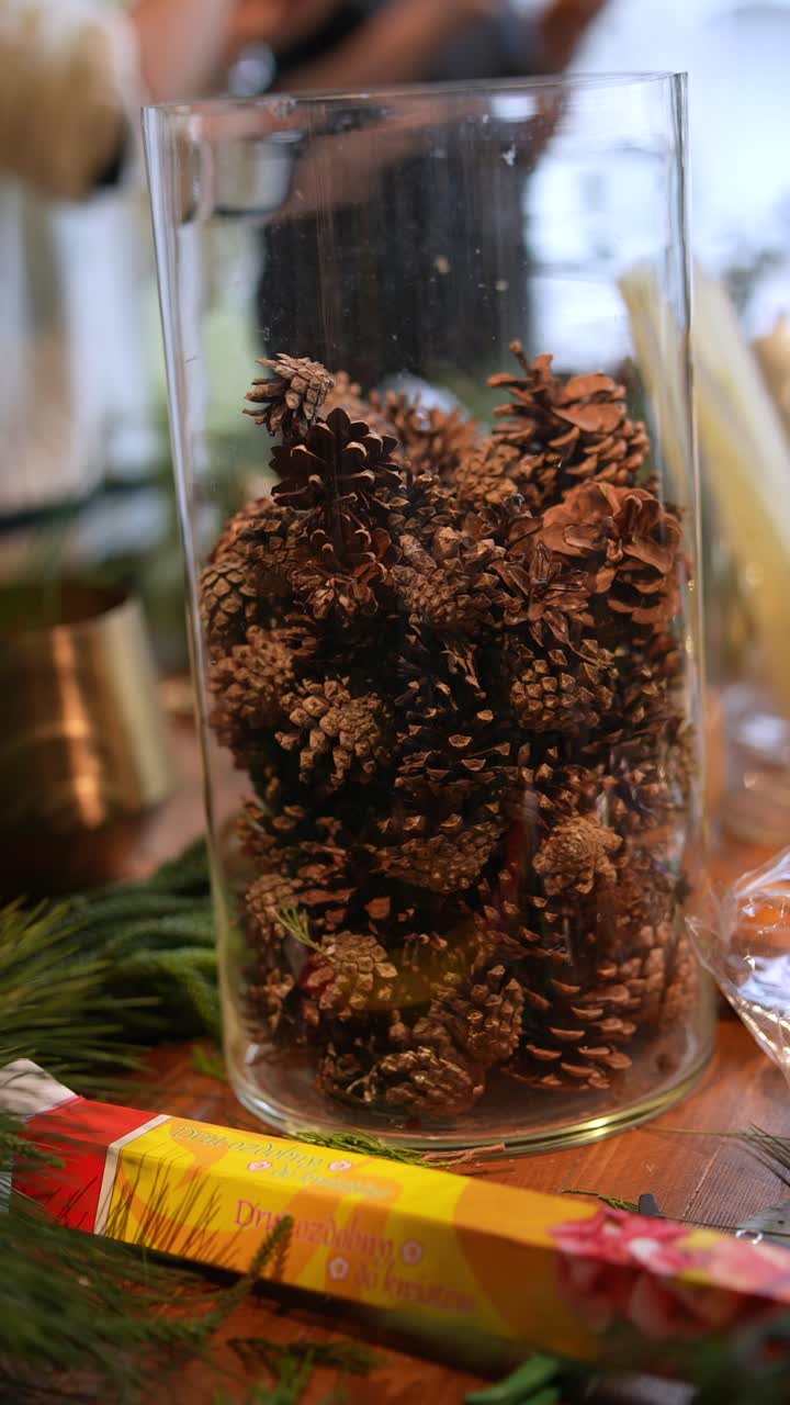 유리 꽃병 에 있는 소나무 어리