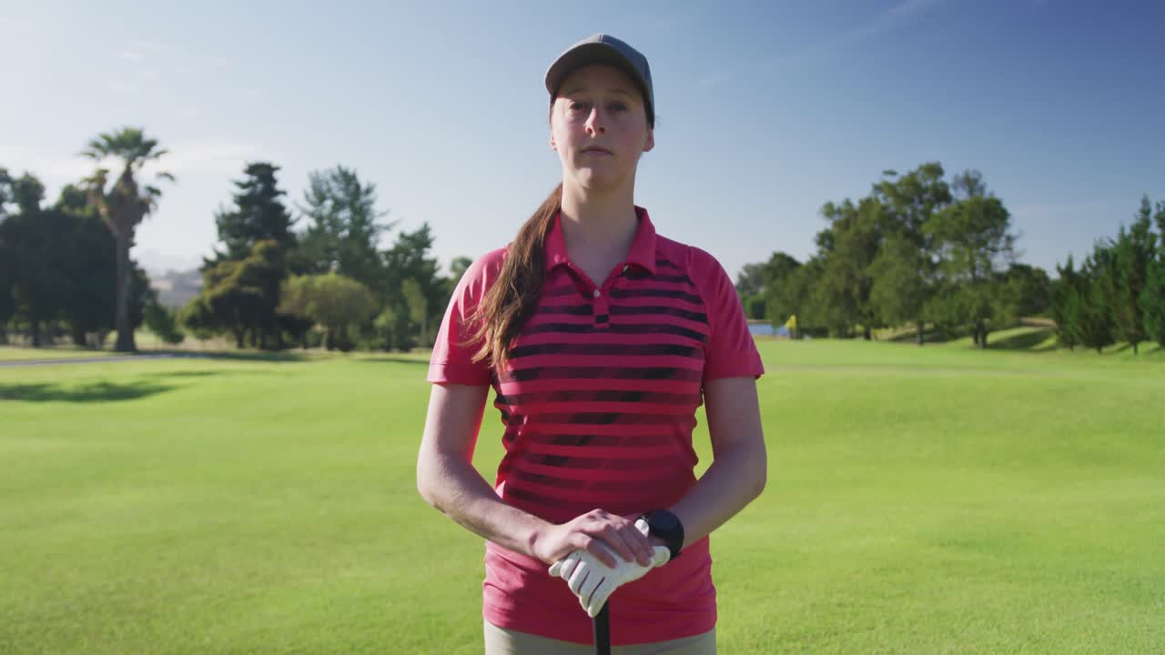 골프장에서 서서 웃고 있는 여성 백인 골프 선수 의 초상화