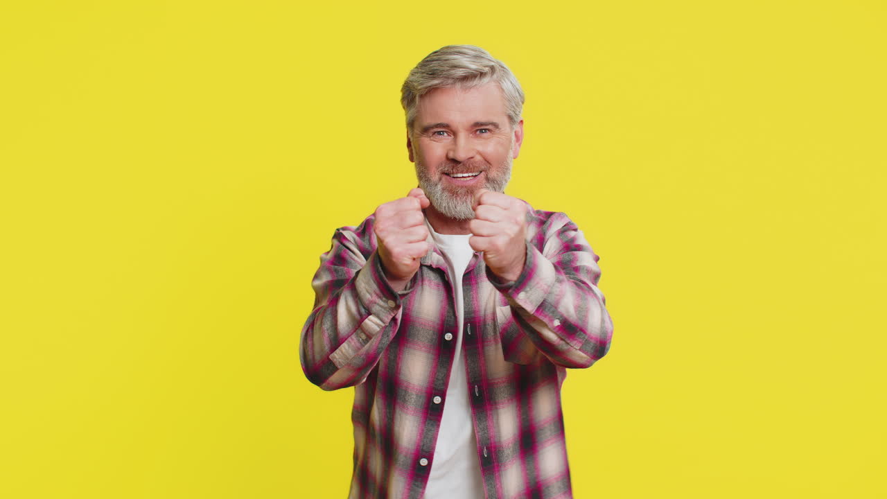 hombre maduro alcanzando un objetivo invisible intento de captura frenético curiosidad enérgica agarre de aire