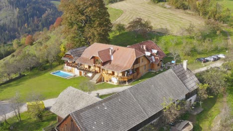 Drone-shot-of-houses-and-cabin-up-on-the-hill-at-Prevalje,-Slovenia