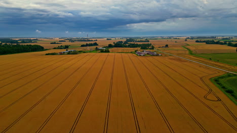 Nubes-De-Tormenta-Lluviosa-Que-Fluyen-Sobre-Un-Campo-Agrícola,-Vista-Aérea-Con-Dron