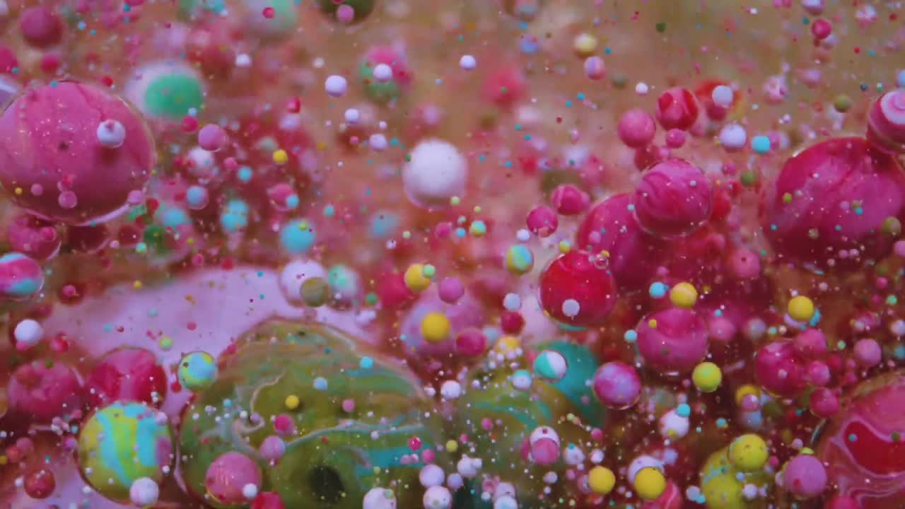 los colores de la pintura al óleo se fusionan, forman una amalgama fluida, resultando en una composición abstracta y artística que encarna la esencia de la experimentación y la expresión creativa.