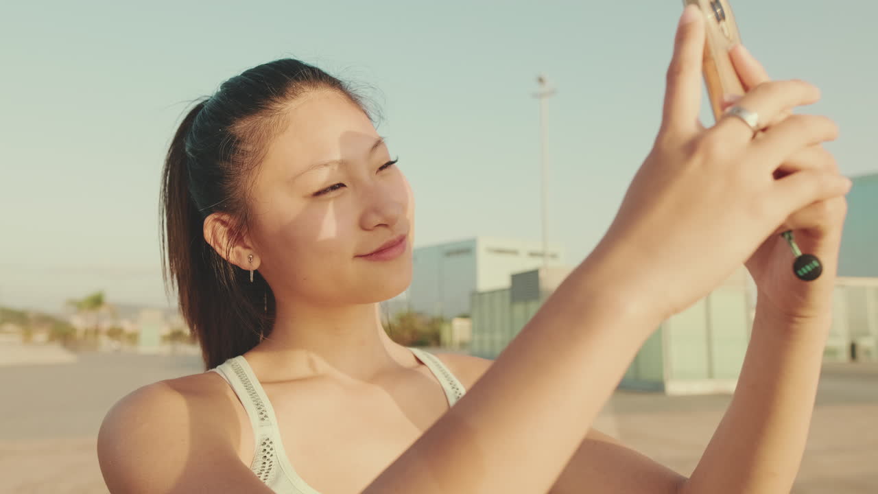 야외에서 셀피를 찍는 여자