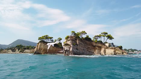 Cameo-Insel-Mit-Dem-Berühmten-Weißen-Tuch,-Das-Im-Wind-Weht---Agios-Sostis,-Zakynthos