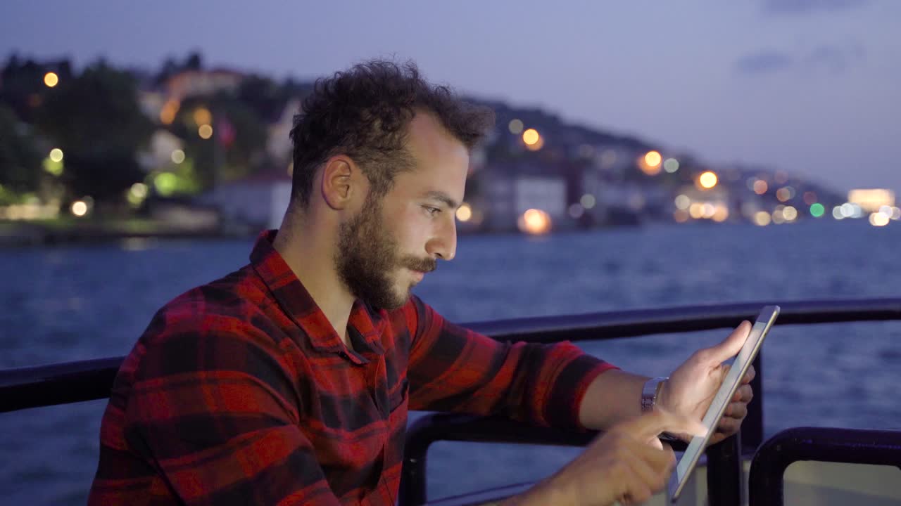 hombre usando tableta en el ferry. trabajando.