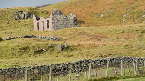 el viejo edificio de piedra abandonado en tierras de cultivo en escocia
