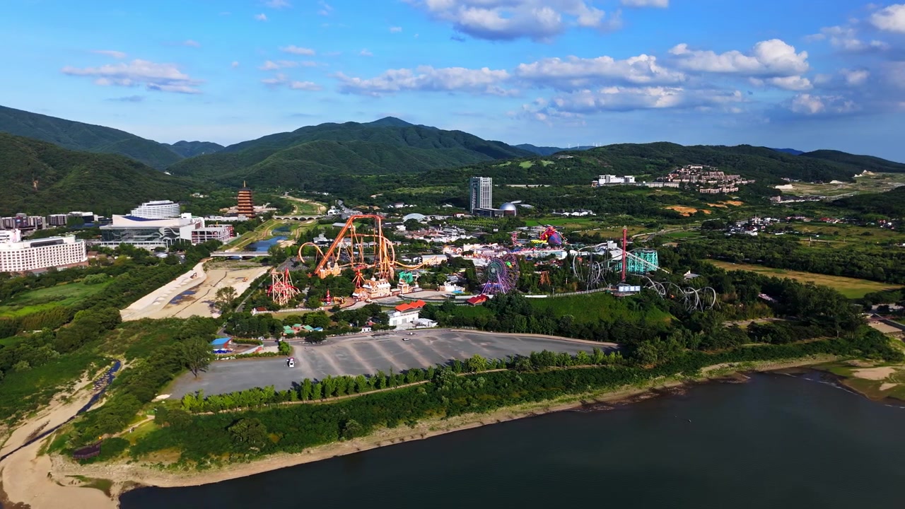 Toàn cảnh từ trên cao công viên giải trí Gyeongju, một ngày hè ở Hàn Quốc.