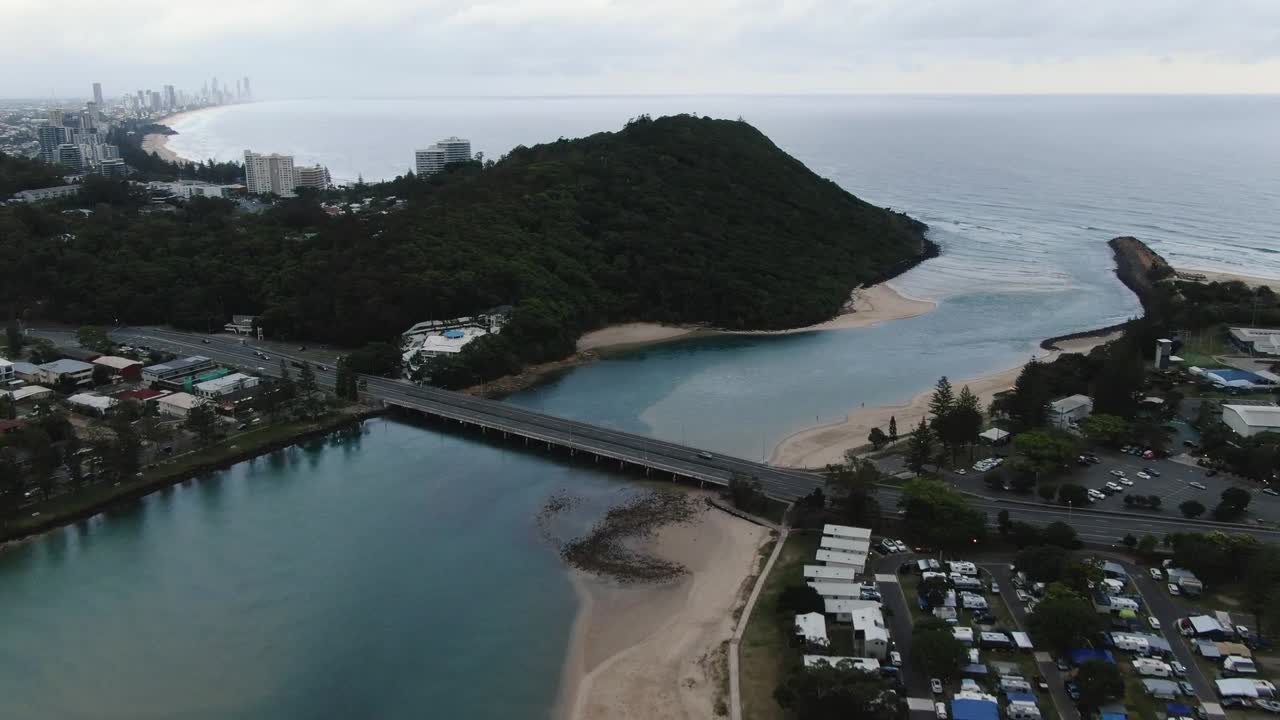 호주의 tallebudgera 크릭 다리 위를 운전하는 자동차의 공중 전망