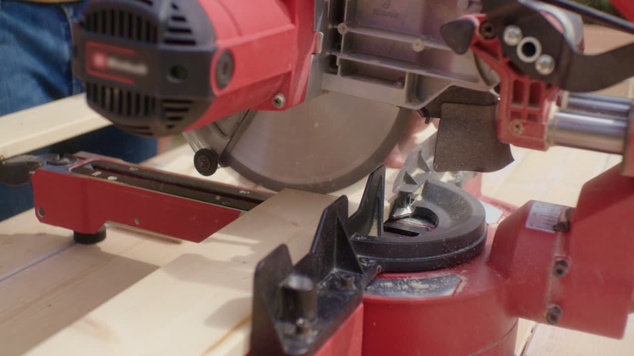 쌓인 나무는 톱질된다