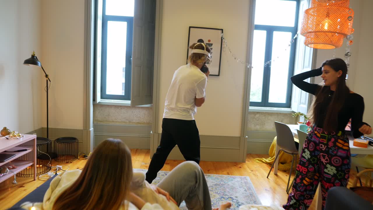 друзья веселятся с vr-гарнитурами дома