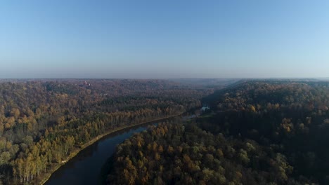 Bunte-Saisonale-Wälder-Im-Herbst-Fallen-Aus-Der-Luft