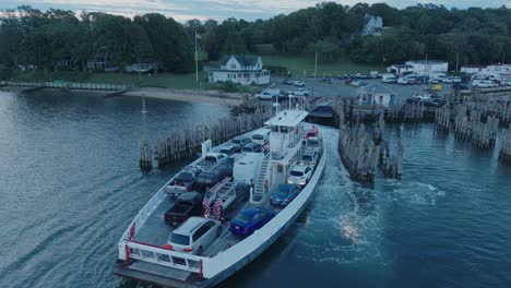 tomada aérea de un avión no tripulado del ferry que se acerca a la isla de refugio north fork long island nueva york antes del amanecer