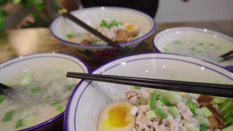 Traditionelle-Asiatische-Singapurische-Nudelsuppe-In-Zeitlupe-Meepok-Mit-Ei-Und-Hackfleisch-3