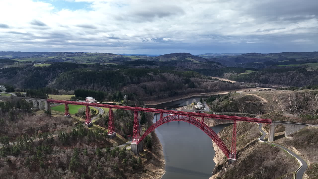공중에서 볼 때, 가라비트 다리 (garabit viaduct) 의 구조적 우아함을 알 수 있습니다.