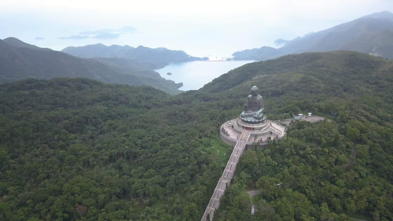 vista aérea de tian tan buddha en ngong ping, isla lantau en hong kong