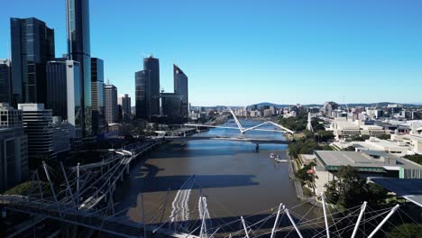 Brisbane-City-Bürohochhäuser-überragen-Den-Brisbane-River-Und-Die-Verbindungsbrücken