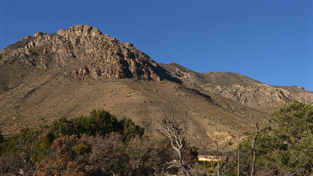 Montagne rocciose per escursioni all'interno del Parco Nazionale delle Guadalupe Mountains nell'estremo Texas occidentale. Ripresa in tilt-up