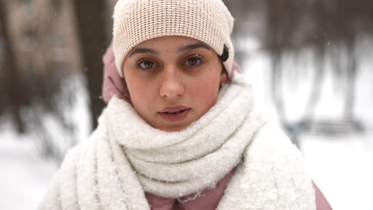 눈 속에서 겨울 옷을 입은 여자