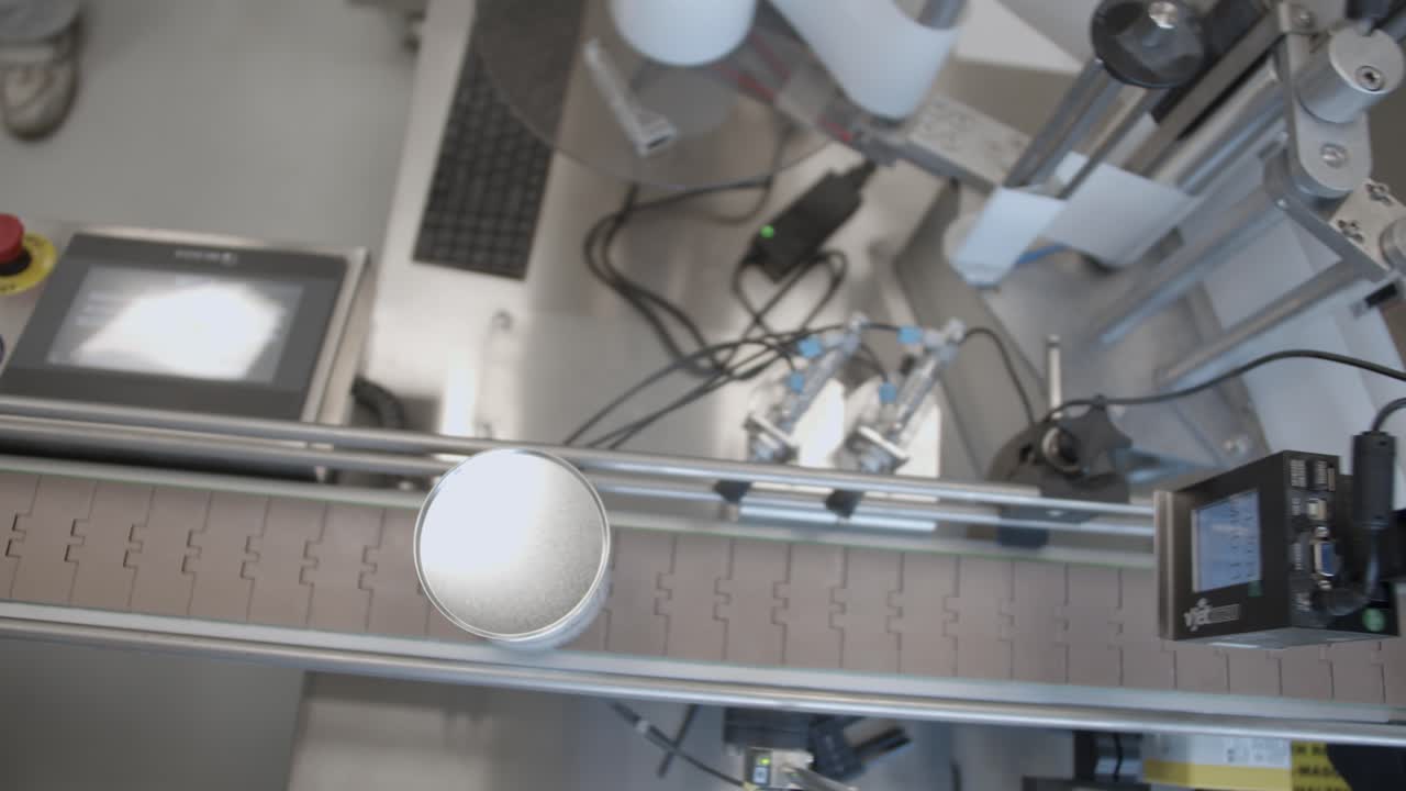 공장 컨베이어 기계에서 작동하는 캔