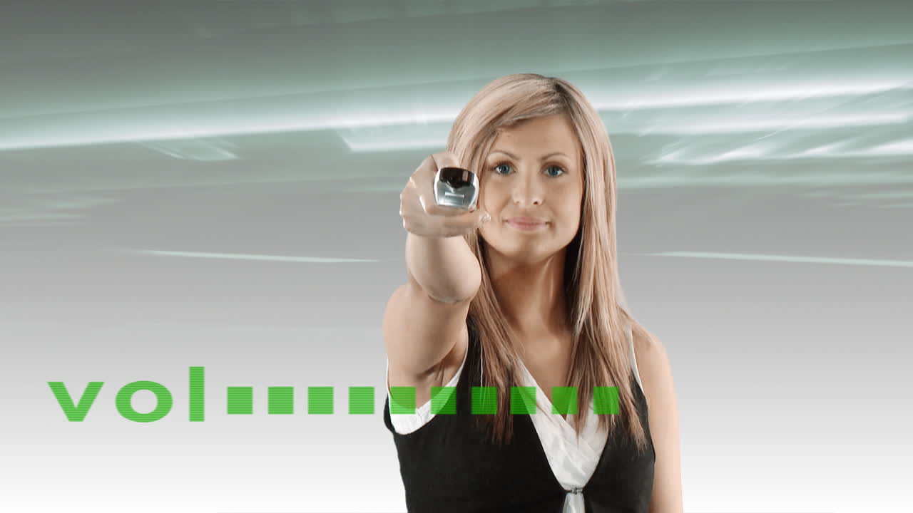 привлекательная женщина использует пульт дистанционного управления