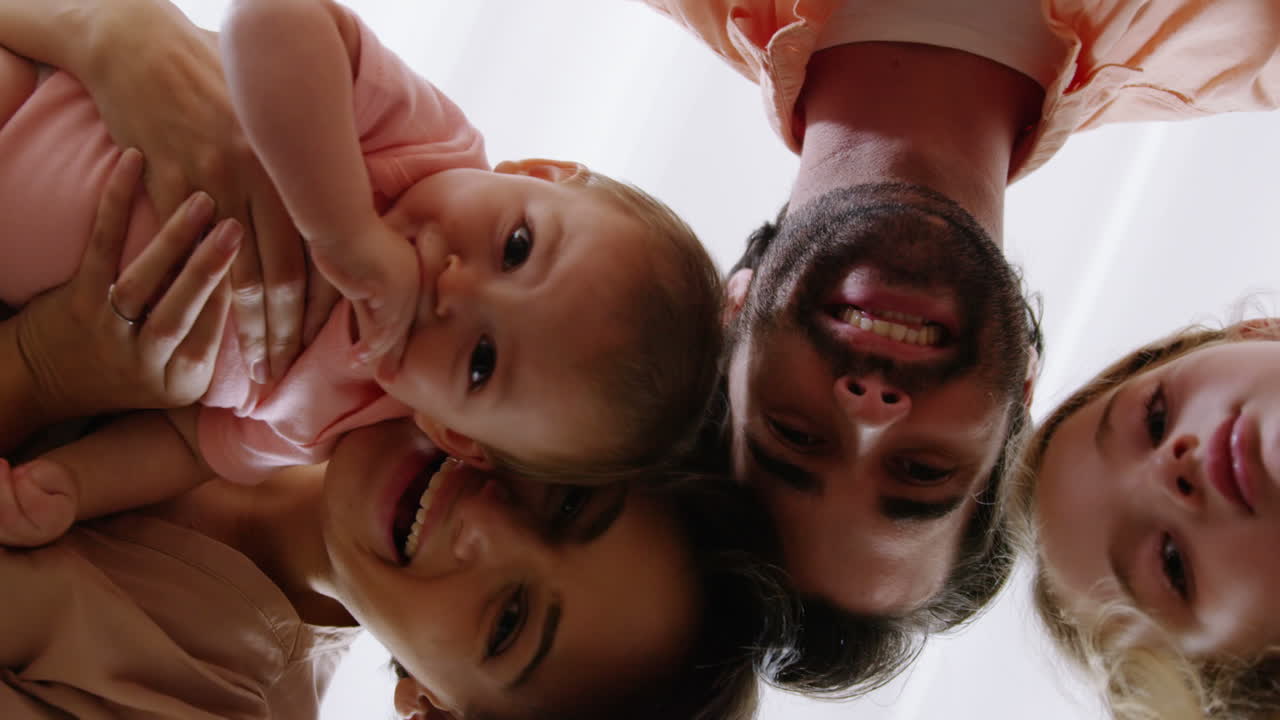 Família sorrindo e olhando para a câmera