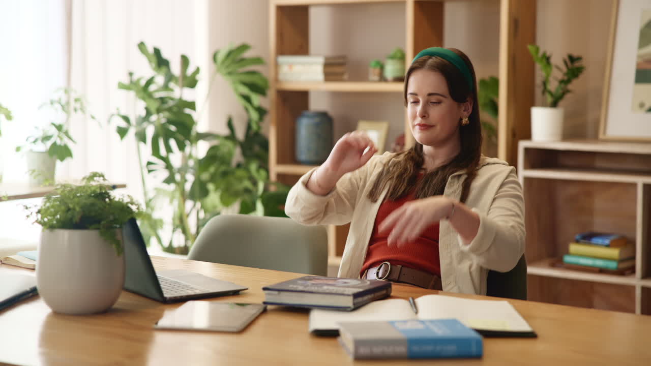 mujer trabajando desde casa