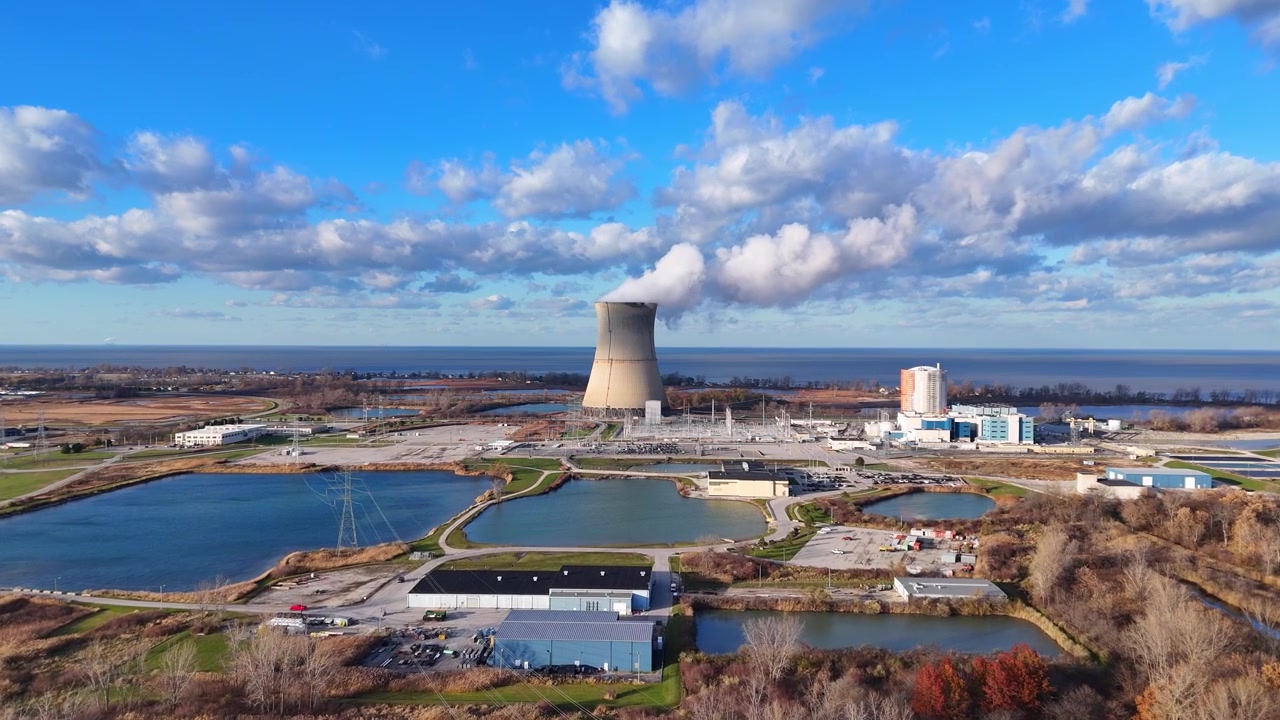 Torre di raffreddamento della centrale nucleare Davis-Besse che produce vapore a Oak Harbor, Ohio, ampia ripresa con drone