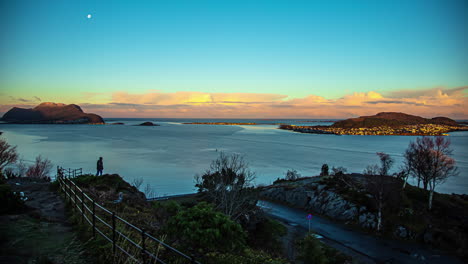 Barcos-Y-Personas-Se-Mueven-Por-La-Naturaleza-Del-Archipiélago-Costero,-Timelapse-Matutino