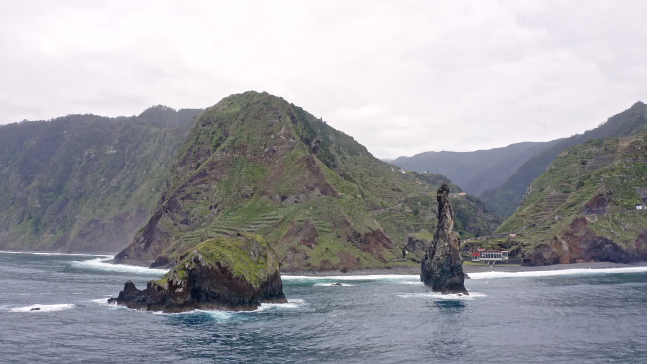 hermoso paisaje marino de la costa de funchal. sartén circular aérea