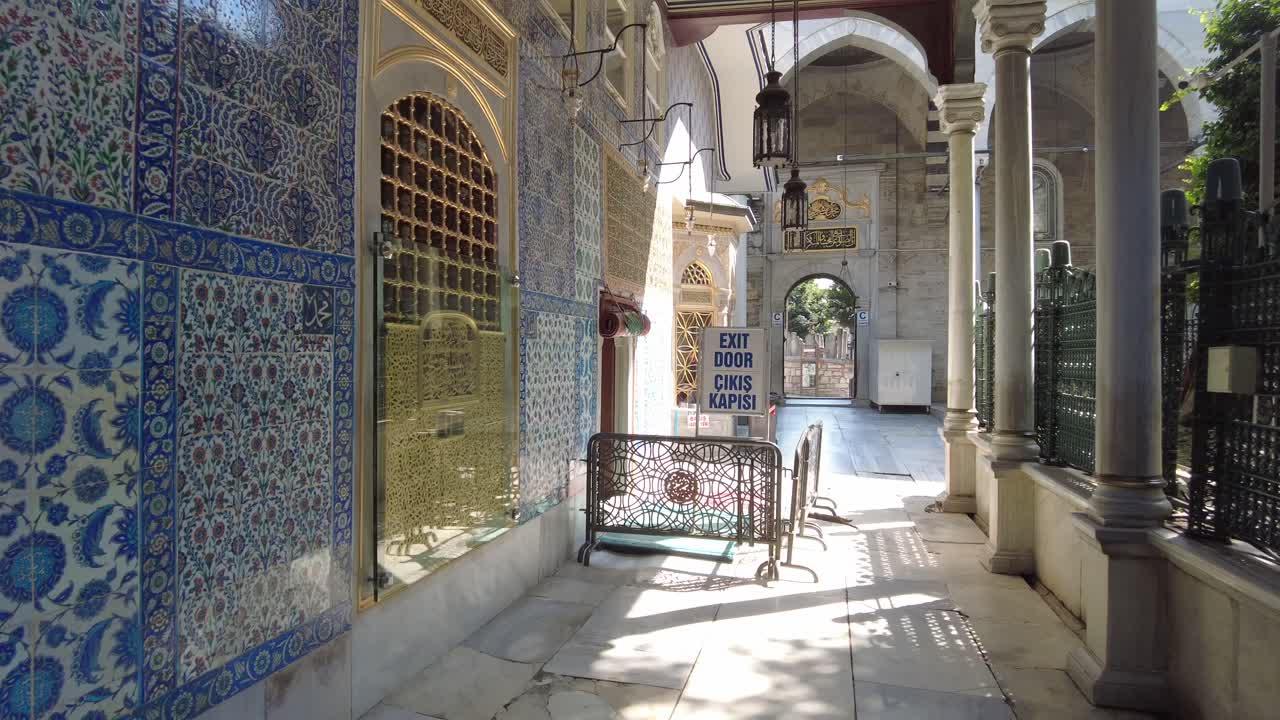 Cortile di moschea di epoca ottomana con piastrelle decorative