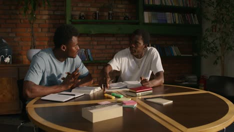 dos estudiantes negros estudiando juntos en una biblioteca