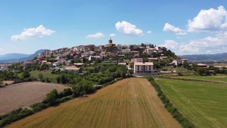 Berdun-En-Huesca,-Aragón,-España---Vista-Aérea-De-Drones-Del-Campo-Y-Hermoso-Pueblo-De-Montaña