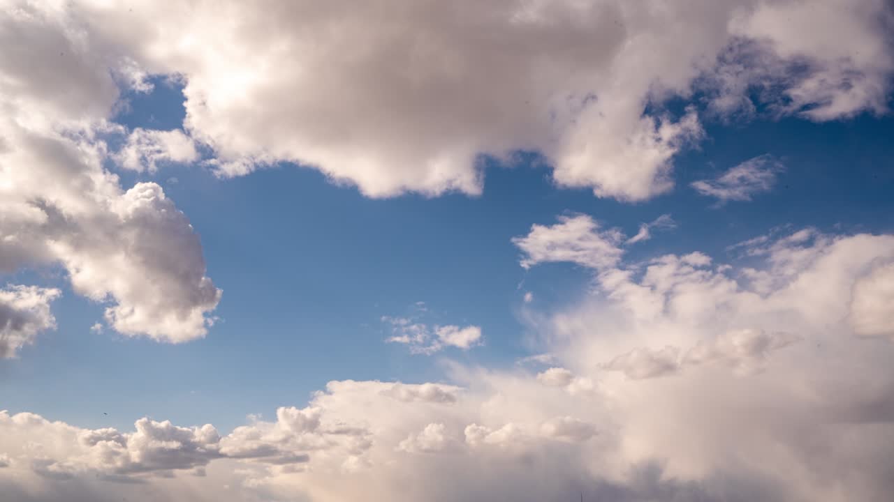 hermoso cielo azul con nubes de fondo. cielo nubes. cielo con nubes tiempo naturaleza nubes azules. cielo azul con nubes y sol. bucle