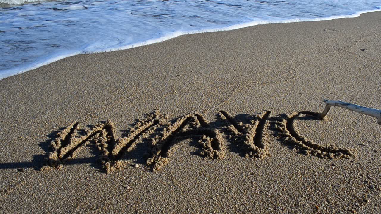 Un'onda sulla sabbia. Spiaggia. Servizio fotografico in spiaggia