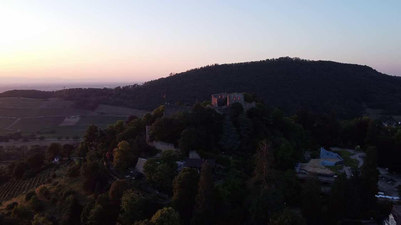 vista aérea del atardecer de bad burgen en la ladera con vistas al pintoresco kurpark