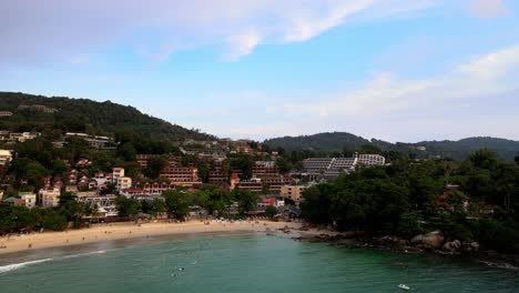 vuelo aéreo hacia la playa de kata con vistas a los hoteles resort