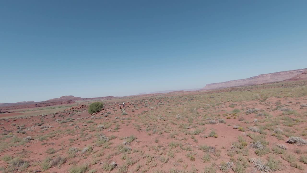 화창한 날 숨막히는 인디언 크릭 사막을 탐험하면서 공중 fpv 모션의 스릴을 경험하십시오.