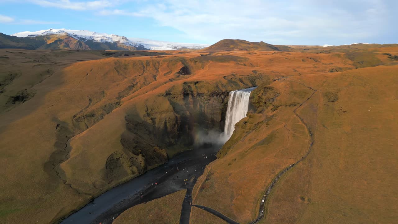 눈 덮인 산을 향해 보이는 스코가포스 폭포의 숨막히는 전경