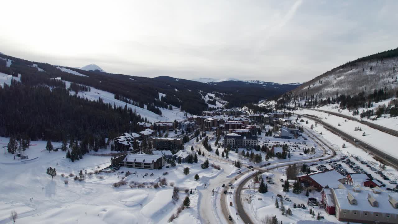 vista aérea de un avión no tripulado de una autopista ocupada en una estación de esquí en colorado