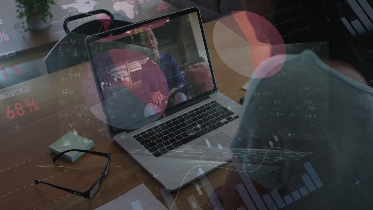 animación del procesamiento de datos sobre una mujer de negocios afroamericana haciendo una videollamada