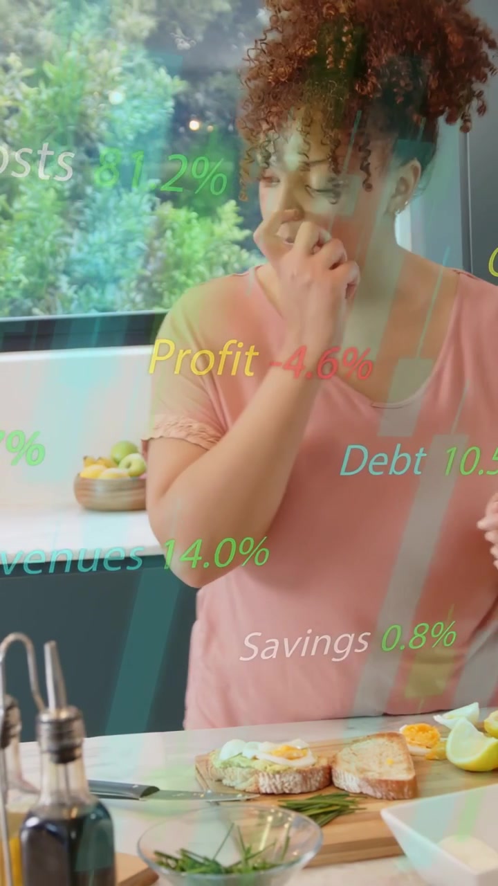 Video verticale: Donna che sorride e prepara toast con uova, mentre dati finanziari fluttuano in sovrimpressione, mostrando i costi.