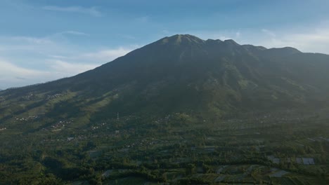 una vista aérea impresionante de la montaña merbabu